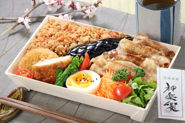 特選 鶏そぼろと焼き豚弁