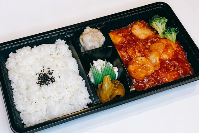 石橋飯店のエビのチリソース弁当