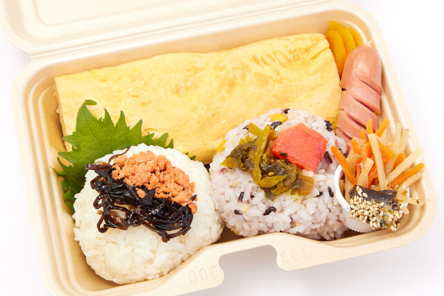 玉子焼きが美味しいおむすび弁当(1)昆布とシャケ/明太子と高菜