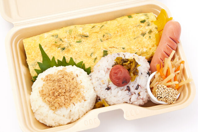 玉子焼きが美味しいおむすび弁当(2)さば/梅と高菜