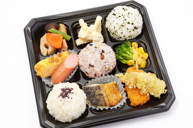 色々入ったお弁当(2)サバの塩焼/豚串カツ