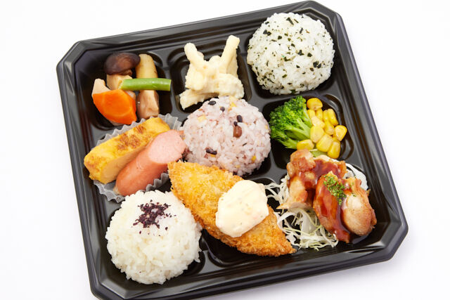 色々入ったお弁当(3)白身フライ/チキンステーキ