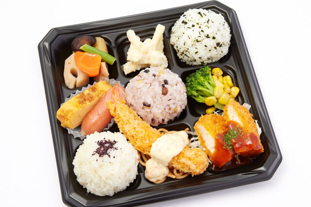 色々入ったお弁当(6)エビフライ/チキンカツ