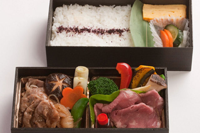 国産牛肉すき焼き&ローストビーフ弁当