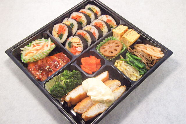 韓国のり巻き(キンパ)と白身魚カツセット弁当
