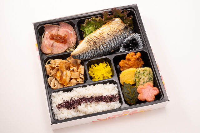 鯖の塩焼きとあっさり系肉づくし弁当