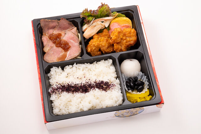 ローストビーフ&鮭ハラスと鶏から弁当