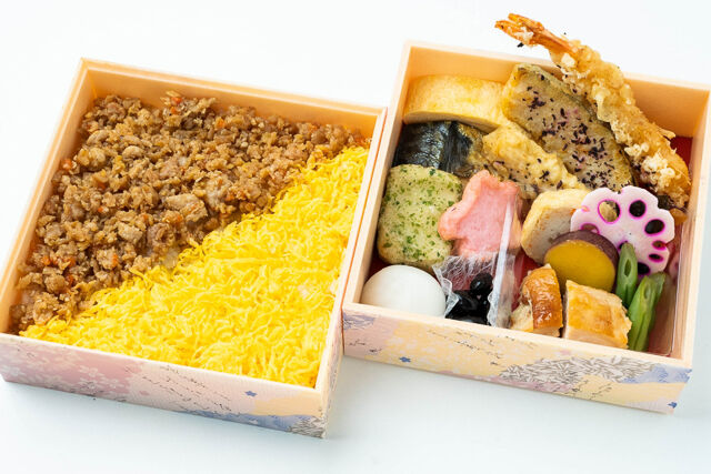 鶏そぼろ重の二段弁当