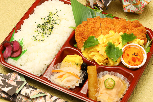 ロースとんかつ京出汁玉子とじのお弁当