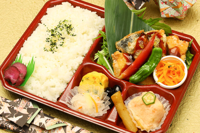 鯖竜田揚げ京出汁柚子風味餡のお弁当