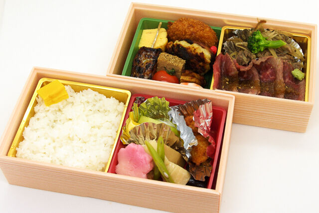 和牛ステーキと和牛のすき焼きコンビ弁当
