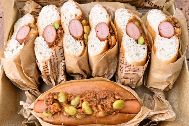 ウインナーとチリコンカンのホットドック