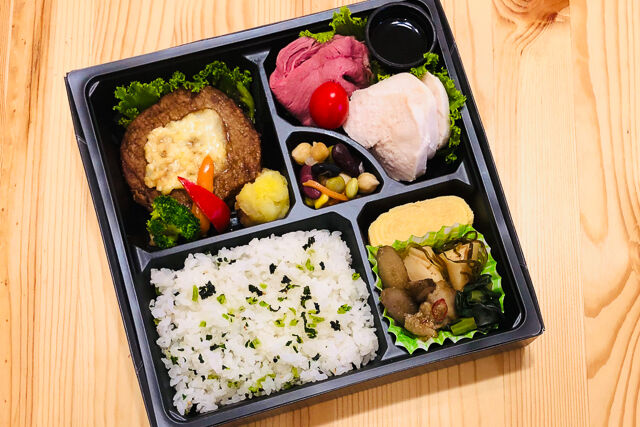 ローストビーフ&サラダチキンとチーズハンバーグのお弁当