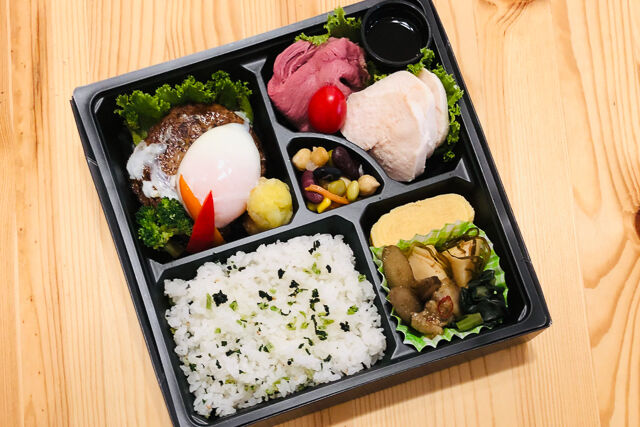 ローストビーフ&サラダチキンとエッグハンバーグのお弁当