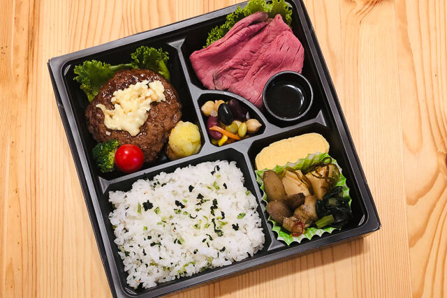 ローストビーフとチーズハンバーグのお弁当