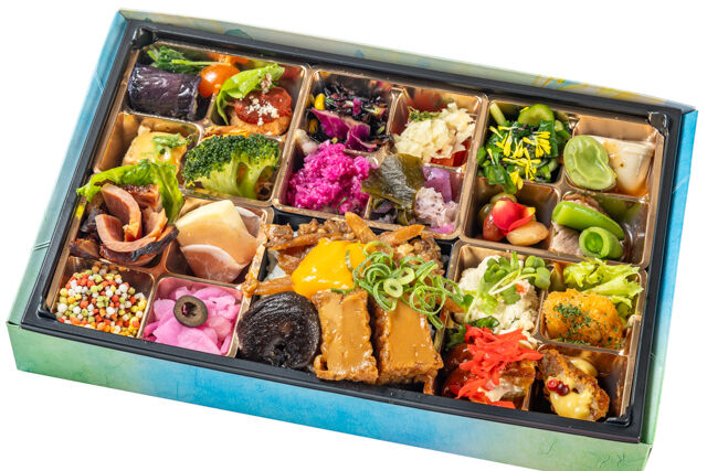 黒毛和牛のすき焼きと20種の小鉢懐石