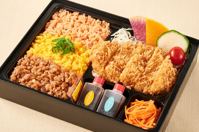 神楽のお得な三色そぼろとロースカツ弁当