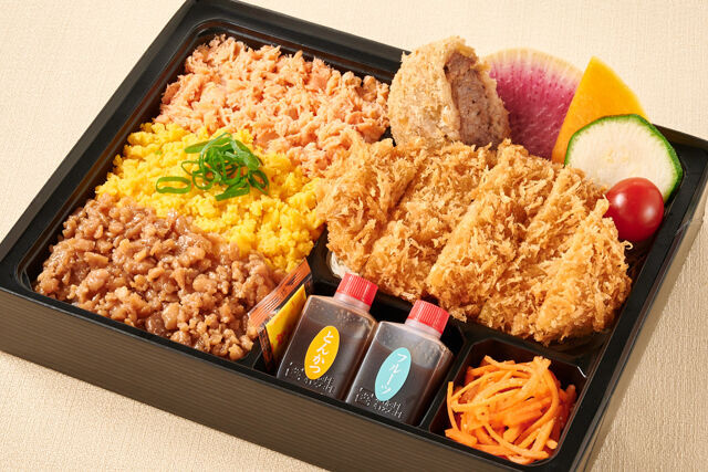 神楽のお得な三色そぼろとロースカツと牛たんメンチカツ弁当