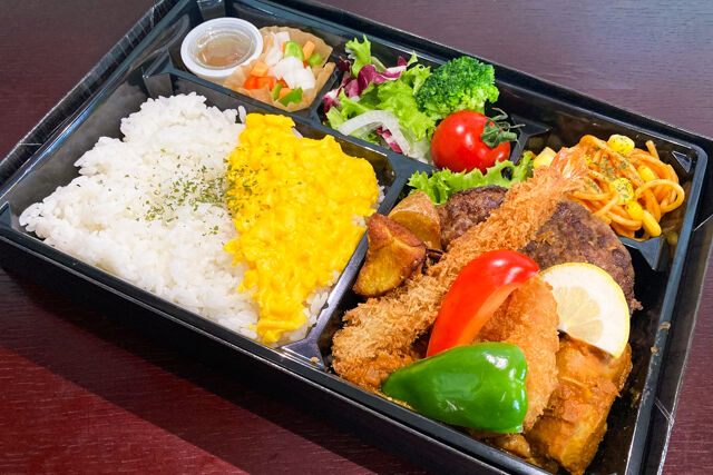 牛ハンバーグ&カニクリーム豪華無水オムカレー御膳