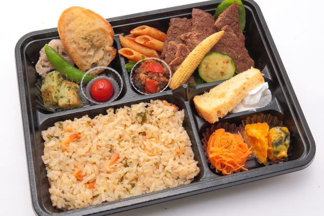 牛肉のトマト炒めと桜エビのオリーブリゾットの8種のデリBOX