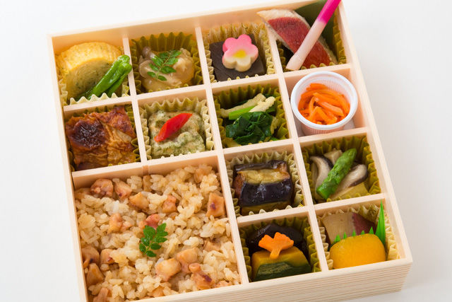 たこ飯と13種のおばんざい折