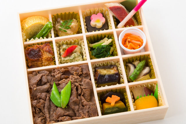 牛しぐれご飯と13種のおばんざい折