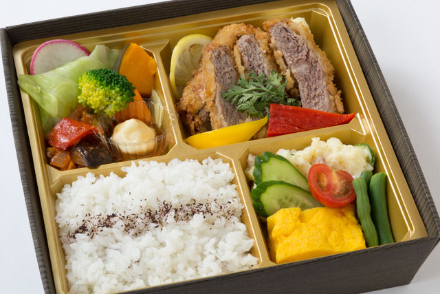 牛カツとスチーム野菜の彩り弁当