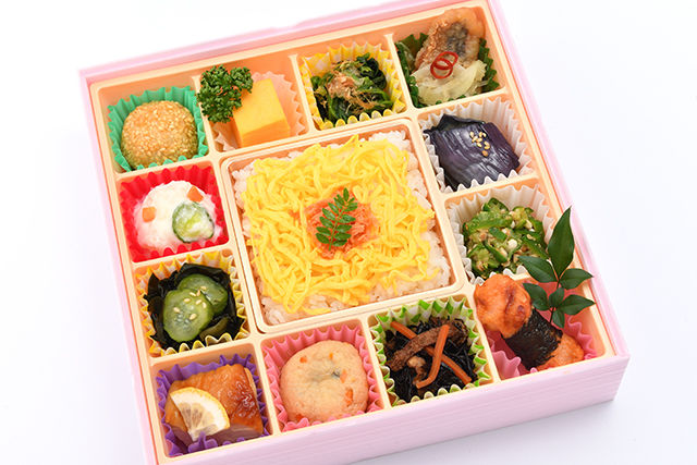 ふっくら錦糸玉子と鮭そぼろのにぎわい弁当