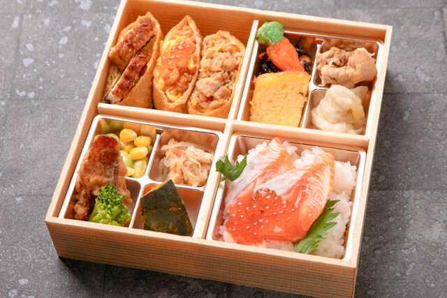 贅沢彩り御膳~熟成サーモンいくらの昆布〆と彩り稲荷(ひつまぶし・いくら・牛そぼろ)~