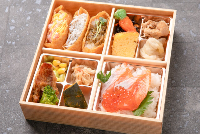 贅沢彩り御膳~熟成サーモンいくらの昆布〆と彩り稲荷(かにちらし・しらす・ちりめんじゃこ)~