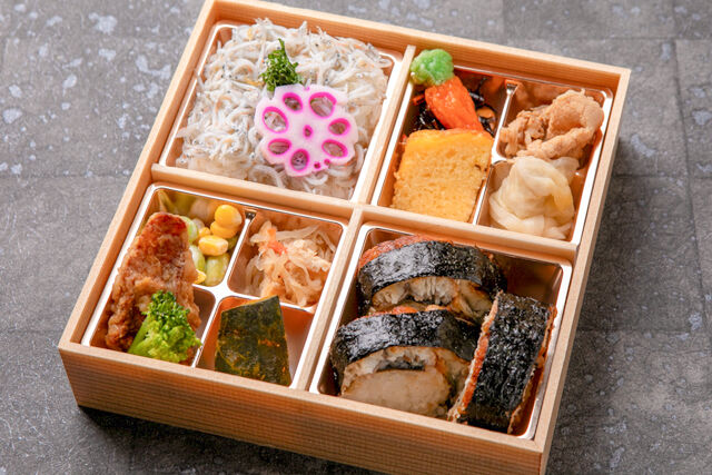 贅沢彩り御膳~鰻の太巻きとしらす御膳~