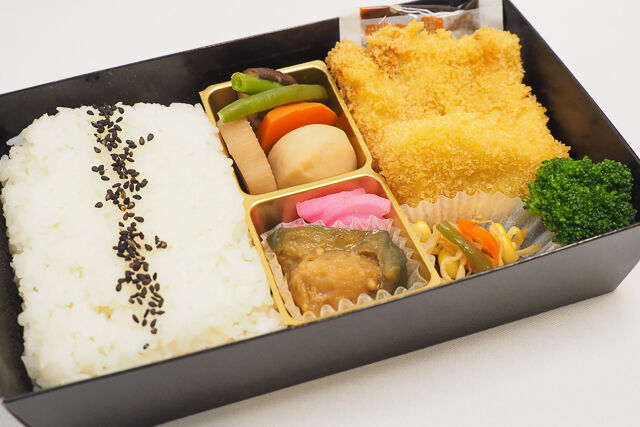 三元豚ロースかつと七菜の幕の内弁当