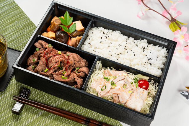 牛カルビ焼きと豚しゃぶの肉盛り弁当【上】