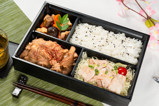 国産トモバラ牛すきと豚しゃぶの肉盛り弁当【上】