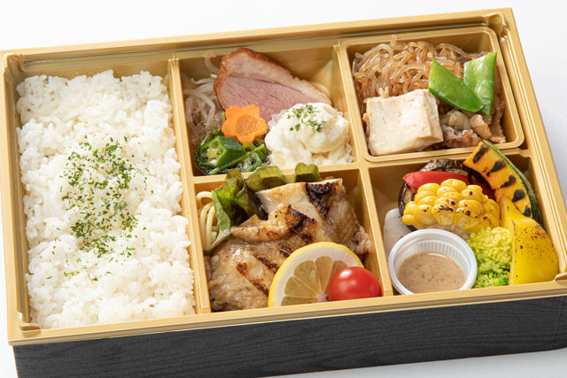 厳選牛のすき焼きとチキンステーキ弁当