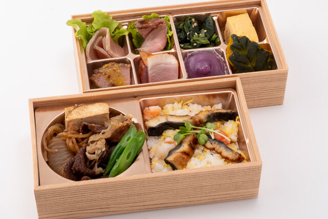 鰻と海老のチラシ寿司と牛すき焼き2段弁当