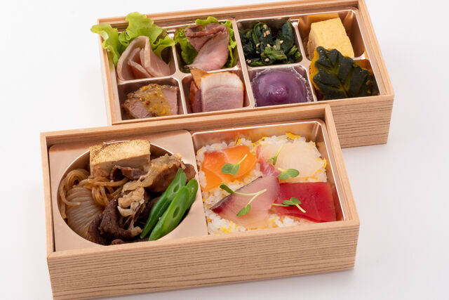 海鮮チラシと国産牛ロースすき焼き2段弁当