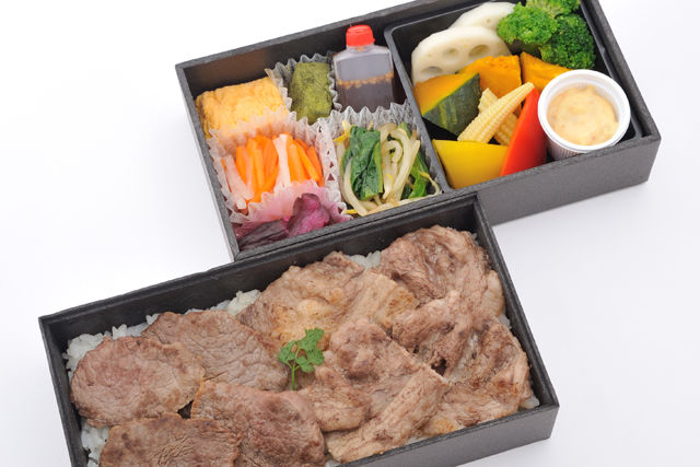 友三角と牛カルビの二種盛り重~天~