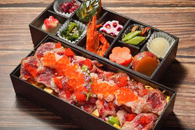 贅沢大盛!イクラとカニとステーキと彩り野菜の二段重