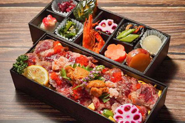 贅沢大盛!ウニとカニとステーキと彩り野菜の二段重