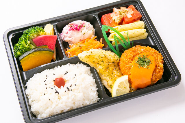 Deli弁当 白身魚のバジルフライとビスクソースのカニクリームコロッケ