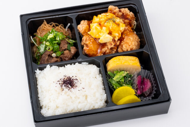 特製チキン南蛮とすき焼き弁当