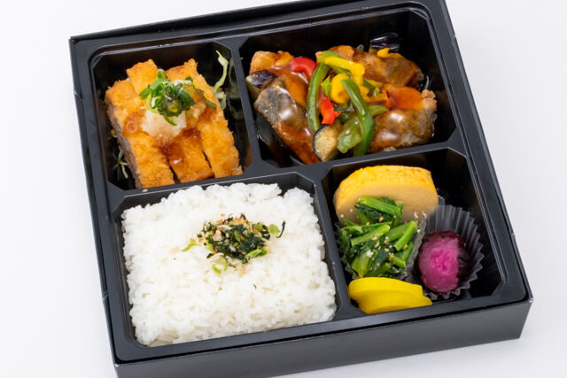 サバの竜田揚げ甘酢餡かけとトンカツ弁当