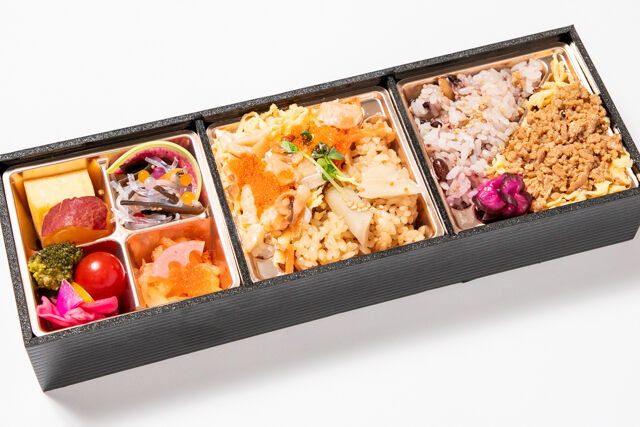 鶏そぼろと鮭ちらし彩豆と四種のお米弁当