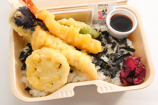 自家製天ぷらタレ付き天ぷら盛合せ飯・海老・鶏天入り
