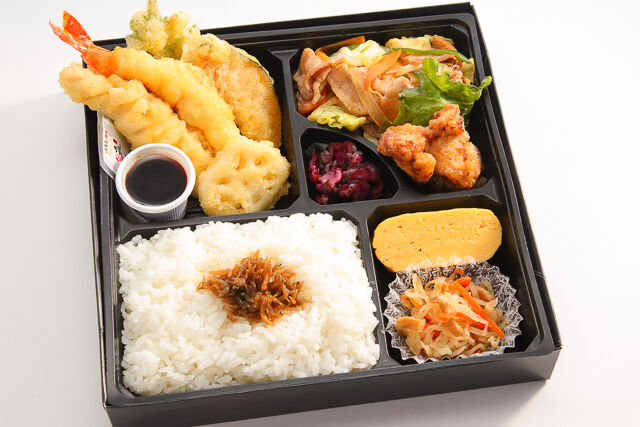海老天・鶏天と豚野菜炒め幕の内デラックス