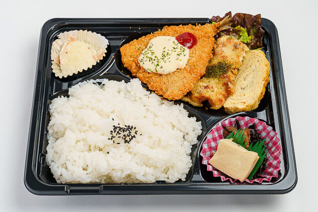 アジフライとちくわ天が入ったお弁当