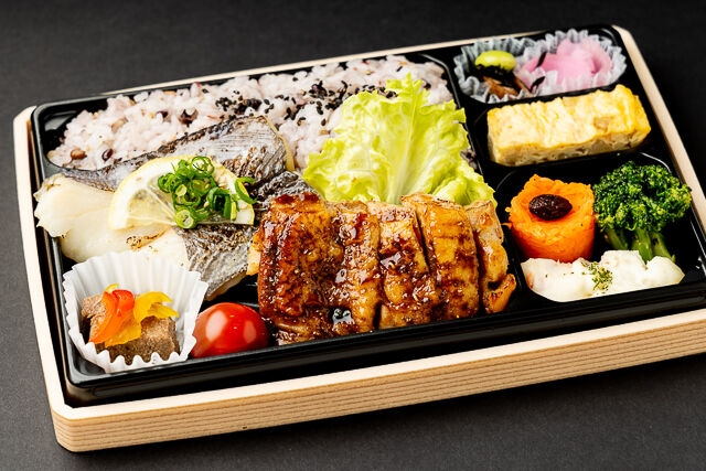 【十六穀米のボリューム弁当】甘辛特製ダレの鶏香味焼と季節の魚の西京焼き