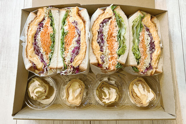 サンドウイッチとデザートカップ