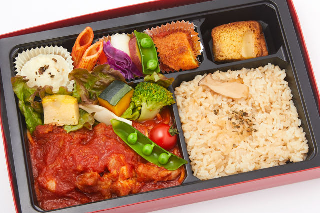 チキンのトマト煮込みとポルチーニ茸の炊き込みご飯弁当